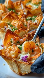 12K views · 68 reactions | Crispy Beef Salad Wonton Cones Ingredients: 1 tsp sesame oil 1 tsp rice vinegar 10 wonton wrappers ...... Full Recipe in Coʍmеոτ  | Recipes Realm | Facebook