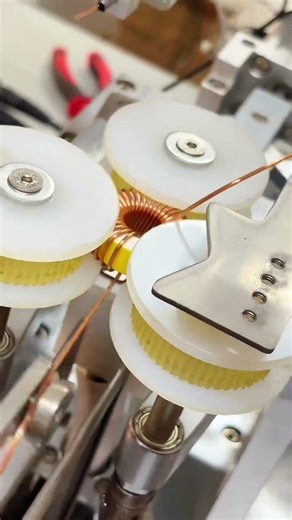 The fully automatic coil winding machine developed in China dongguan Zhiqiang electronic .