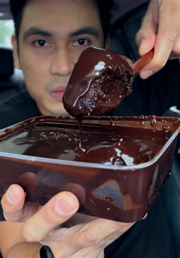 sedap juga Kek Coklat Belemoist ni, tak manis leting, aku boleh makan sebekas habis hahah, tapi kalau makan sebekas nak separuh baru manis makin menaik akan datang, patut jual online juga #SyedotAsmr #KekCoklat #KekBelemoist #KekMoist