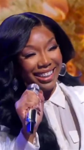 𝖱𝖠𝖳𝖧𝖤𝖱𝖡𝖤𝖡𝖱𝖠𝖭𝖣𝖸 ♤ on Instagram: "Happy Holidays and a very Merry Christmas to those who celebrate ❄️🤍 Don’t forget to spin that ‘Christmas With Brandy’ while you’re spending time and making memories with family and friends. Enjoy this wonderful performance of Brandy’s rendition of Stevie Wonders’ “Someday at Christmas”. ✨ 🎥: @goodmorningamerica (2023)"