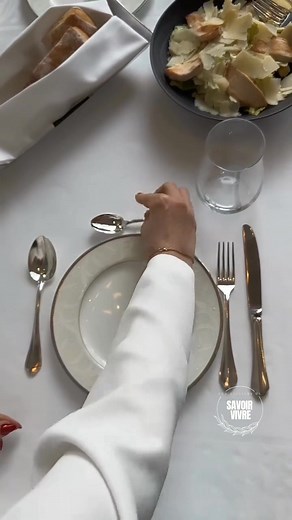 604K views · 8.7K reactions | Setting basic de la table à l'anglaise #lesateliersdusavoirvivre #kinshasaetiquette #videoviralシviralシ2025 #facebookreelsviral | les ateliers du savoir-vivre | Facebook