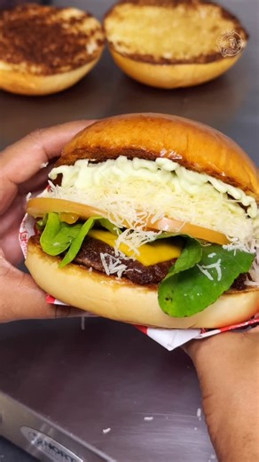 Manele’s Burger | Comer um Manele’s é bom, mas dividir com os amigos fica melhor ainda! Cola na grade e chama a galera 🤟🏾 Manele’s burger Estamos... | Instagram