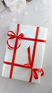An easy double bow wrapping idea for a clean and elegant holiday look. #giftwrapping #holidaywrapping #christmasgifts #presentwrapping #giftideas | Bloom&Craft