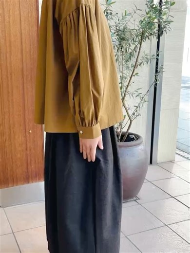 三保原屋LOFTの洋服売り場 on Instagram: "❄️HUISのあったかお洋服をご紹介❄️ ・“HUIS×尾州”ウールトロコクーンスカート（ダークグレー）U408 ¥23980税込 ふわっと丸みのあるシルエットで柔らかい印象のスカート。 裾が窄まっているので、収まりが良くすっきり見えます。 尾州のウールは薄手なのに、暖かくて軽い！ストレスのない着心地です。 ・“HUIS×尾州”縮絨ウールショートコート（グレンチェック）319 ¥48180税込 合わせやすい丈感と、可愛らしい丸襟でどなたも着やすいデザイン。 柔らかな風合いが心地いい素材です。 こちらも薄手なのに軽やかで、肩のこらないコートです。 ・［HUIS in house］SUVIN“裏ボア”スウェットバルーンパンツ（ダークグレー）SW ¥22880税込 人気のバルーンパンツがスウェット生地で登場。 ご自宅でも外出でも着られるおしゃれスウェットです。 シルクのようなツヤとカシミヤのような柔らかさを持つ希少な高級綿「SUVIN COTTON」を使用しています。 ・厚手モールスキンバルーンパンツ（グレー）506 ¥25080税