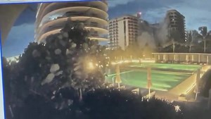 #Seguimiento | ⚠🏢Durante las primeras horas de este jueves una parte del edificio situado en la avenida Collins 8777 de Surfside, en Miami sufrió un colapso. De las primeras imágenes que se dieron a conocer fue un video grabado desde cámaras de seguridad cerca del derrumbe. https://noticiasdequeretaro.com.mx/2021/06/24/se-desploma-una-parte-del-condominio-champlain-towers-en-miami-florida/ #Qro #Queretaro #NoticiasDeQueretaro #Sucesos | Noticias de Querétaro