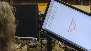 El mecanismo DIY que cambia la orientación del monitor dependiendo de lo que necesites