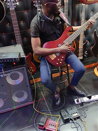 Exploring Zoom Bass Effects for Guitarists