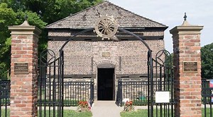 See The Fort Pitt Block House