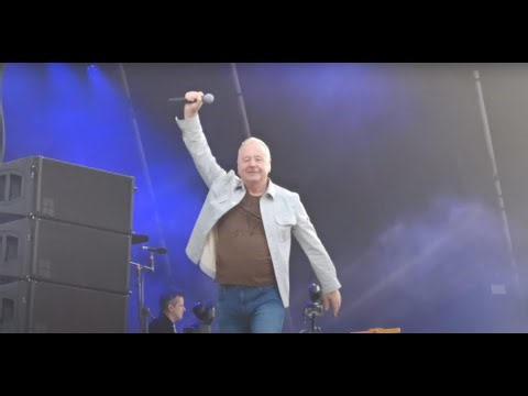 Simple Minds sing their exciting song Waterfront Bedford Park 3rd July 2025