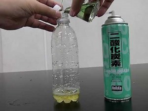 二酸化炭素を入れたペットボトルに水を入れてふたして振ってみた