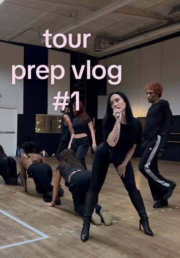 we’re vlogging!!! so excited to take y’all on tour with me 🤍 | Blue Streaks In Hair