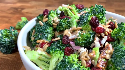 Découvrez comment faire une Salade de Brocoli, Canneberges et Bacon🥦🥓 INGRÉDIENTS: -4 tasses de petits bouquets de brocoli -2 échalotes françaises, hachées -1/2 tasse de canneberges séchées -4 tranches émiettées de bacon cuit -1/2 tasse de graines de tournesol -3/4 tasse de mayonnaise -3 c. à soupe de vinaigre de cidre -1 c. à soupe de moutarde à l'ancienne #brocoli #canneberge #bacon #salade #potluck | Circulaires