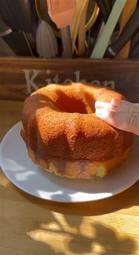 Budín de yogurt súper fácil! Con un potecito de yogurt vamos a preparar este budinazo para los mates. Necesitas : -1 pote chico de yogurt (120gr) -1 pote de aceite -1 potecito de azúcar o 1 cucharada de edulcorante líquido -2 huevos -2 potecitos de harina leudante o harina común con dos cucharadita de polvo para hornear.(240gr) . #budin #mate #recetasfaciles | La pasamos comiendo