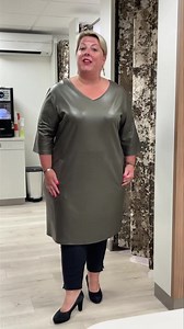 Only M leatherlook jurk/tuniek in legergroen 109,95 Maten 42 tot 56 | Maxxmode Dongen