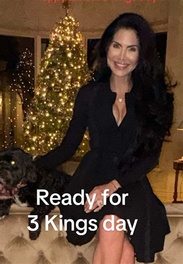 Feliz víspera de reyes🤗Con mi perro que es más modelo que yo 🥰🤣 When your doggie is a better model than you 🥰❤️ #ilovemydoggie #joycegiraud #valentinodress #sjp #FYP