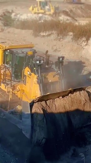 Cat D9T Dozer Full Power Pushing Material 💪🚜 #CatD9T #DozerPower #HeavyEquipment | Earthmover Legends