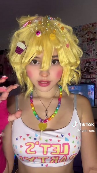 New Five Nights at Freddy's Toy Chica Cosplay Reveal