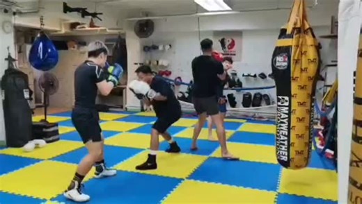 When two students with “spring-loaded feet” meet — this is how sparring becomes a game of CHESS. ♟️🥊 What’s a lesson about movement or footwork that changed how you train? (Or: Who’s a fighter whose footwork left you in awe?) 👇 Drop your thoughts below — let’s talk movement! Hashtags： #FootworkDrills #BoxingSparring #AgileFighters #MovementArts #BoxingTechnique SparringSession TrainSmart BoxingCoach FightIQ FootworkIsKey BoxingLife SportsPerformance MindfulMovement | 赤金拳會 Pantherboxing