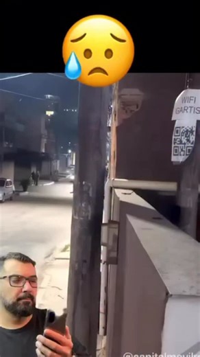 Bora facilitar a vida? 😎 Pouca gente sabe, mas o iPhone cria QR Code do Wi-Fi em segundos. Sem digitar senha, sem erro, sem stress. É só apontar a câmera e pronto: conexão liberada. 📶🍎 Perfeito pra visitas em casa, no trabalho ou até na sua loja. Tecnologia boa é a que economiza tempo. 👉 Curtiu a dica? Então salva esse vídeo, compartilha com quem sempre pede a senha do Wi-Fi e segue o perfil pra não perder mais truques escondidos do iPhone. #qrcode #iphone #dicasiphone #wifi #tecnologia | El