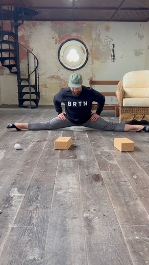 Accessibility testing with the “Splits Wizard” Quick right leg scraping that I’ve been having some trouble with lately along with the Open Angle Tailors Pose and had one of the easiest splits check ins that I’ve had in a long time. @motion.chapel #splits #flexibility #mobility #stretching | Range Of Strength
