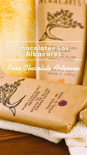 🍫✨ Chocolates Los Albacares (4 variedades) Aquí el problema no es si te gusta el chocolate… el problema es cuál eliges primero 😏. Naranja, fresa, pétalos de violeta o escamas de sal. Cada uno con su personalidad, todos con ese punto elegante que hace que el chocolate se convierta en experiencia. Perfectos para sobremesas largas, regalos con gusto o para esconderlos “por si acaso”. Spoiler: no duran mucho. #ChocolateGourmet #LosAlbacares #DulcesPremium #MomentoChocolate #CaprichoDulce #FoodieSw