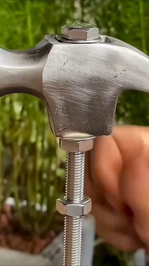 Si el mango de tu martillo se daño, mira lo que puedes hacer con la cabeza. 😱🤯🔨 #reelsfypシ #satisfying #viralvideo #reparacion #herramientas #lifehacks | Santi Reacciona