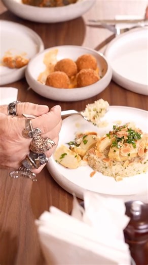 @flock.nisantasi on Instagram: "Her tabak bir karar, her kararın bir hikâyesi var. Flock mutfağından lezzet üzerine küçük bir röportaj."