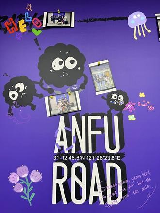 国庆和D.FA.MILY一起“回家” 因为王鹤棣，喜欢上了他所创立的品牌D. Desirble，关注了这个品牌，并加入了粉丝群。在这里，我结识了许多志趣相投的朋友。我们一起分享日常，一起讨论产品，一起交流穿搭心得。虽然我们生活在不同的城市，但通过互联网，我们彼此了解、彼此信任。这正是互联网的神奇之处，让我们因共同热爱而走到了一起。我们一起分享快乐，分担烦恼，相互鼓励，互相支持。渐渐地，我们成为了彼此生活中不可或缺的存在，让我们的生活变得更加精彩。正是因为喜爱D.Desirable，不仅仅是因为这个品牌，更因为在这里结交的一群志同道合的好友。国庆第一天，就和我们D.FA.MILY一起“回家”！#我和我的DFAMILY #ddesirable #Dstyle #Dootd #安福路@D.Desirable官方旗舰店,d.desirable国庆限定- 抖音