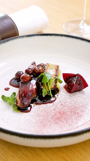 Le filet de colvert occitan cuit à la braise accompagné de foie gras poêlé et d'une raviole de betterave. On viendra verser au moment une réduction de myrtilles millésimées. -- 🏠 La Table Lionel Giraud ⭐⭐ 📍 68 Av. Général Leclerc, 11100 Narbonne 💻 Réservation en ligne : lien dans la bio 📷 @agencelepetitgastronome -- #LionelGiraud #LaTabledeLionelGiraud #MaisonSaintCrescent #CaveAMangerEtABoire #Narbonne #MichelinStar #GaultEtMillau #Lavazza #MichelinGuide #NarbonneTourisme #cotedumidi @miche