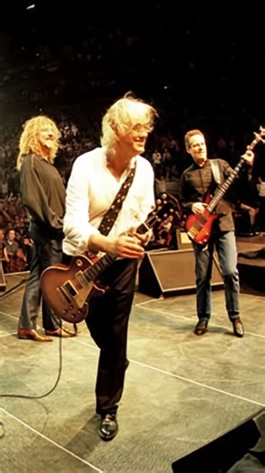Radio Futuro on Instagram: "Hace 18 años, el 10 de diciembre de 2007, la legendaria banda Led Zeppelin volvió a subir a un escenario tras décadas separados en un concierto histórico en el O2 Arena de Londres. Jimmy Page, Robert Plant y John Paul Jones —acompañados por Jason Bonham en batería— ofrecieron un set emblemático que repasó desde sus raíces blues hasta himnos como “Rock & Roll”, “Black Dog”, “Misty Mountain Hop”, “Since I’ve Been Loving You” y “Kashmir”, recordando por qué siguen siendo