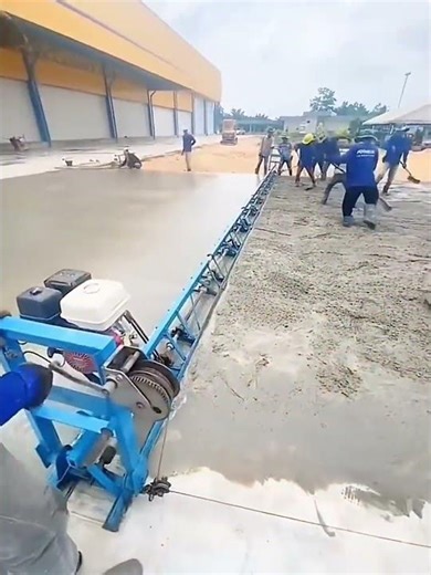 Paving process of concrete floor slabs using frame vibrating beams