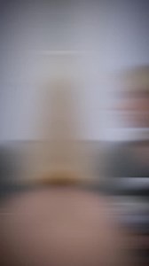 5 Minuten, einmal anschauen - fertig. So läuft Hautkrebsvorsorge oft ab. Was viele nicht wissen: Die gesetzliche Hautkrebsvorsorge besteht meist nur aus einem kurzen Blick. Ohne technische Hilfsmittel. Ohne Tiefenanalyse. Oft ohne Dokumentation. Gerade bei hellen Hauttypen, vielen Muttermalen oder familiärer Vorbelastung reicht das vielen nicht aus. Deshalb gibt es den 360° HautCheck bei Dr. Merkert im Hauttherapiezentrum Stuttgart. Ihre Vorteile: ✅ 20-minütige Untersuchung mit modernster Lasert