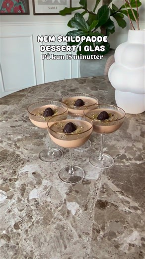 🥞Hverdagstips, søde sager og mortanker 💭 on Instagram: "Den lækreste chokoladedessert med smag af skildpadder - på en bund af makroner 🍫🤤 Alt du skal bruge 👇🏽 🛒En halv pose makroner (ca. 125 gram) 🛒2,5 dl piskefløde 🛒5 pasteuriserede æggeblommer 🛒40 gram flormelis 🛒3 store skildpadder + 40 gram mørk chokolade 🛒Pistacie kerner (til pynt) 🛒4 små skildpadder (til pynt) Fremgangsmåde 👇🏽 👩🏼‍🍳Knus makroner med hånden eller i en pose og fordel i hvert glas 👩🏼‍🍳Smelt skildpadderne (