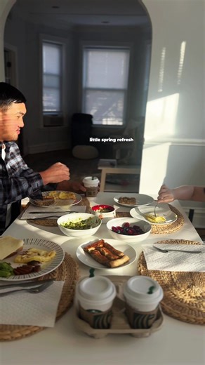 A little spring refresh kind of day 🌷✨ Movement, fresh blooms, Nordstrom Rack @Nordstrom Rack finds & the best pizza 🍕 Wardrobe reset or mood reset — which one are you choosing? 🤍👇 #dayinmylife #rackscore #nordstromrackpartner #жизньвсша #chicagolife