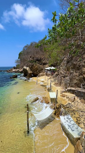 According to World Beach Day, this month is dedicated to celebrating beaches! In Puerto Vallarta, we know a thing or two about them. Join us in discovering these beautiful places and pledging to protect them. Remember, take only memories and leave only footprints! 🌊🏖️· Hoy es ¡el Día Mundial de las Playas! En realidad es todo un mes conmemorativo, y en Puerto Vallarta nos da gusto honrar estos lugares. Te invitamos a descubrirlos y cuidarlos. Llévate solo memorias, deja sólo tus huellas.🌊🏖️ 