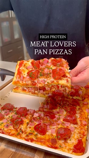Tom Walsh on Instagram: "MEAT LOVERS PAN PIZZAS Sheet Pan Meal Prep Series Episode 7 PER PERSONAL PIZZA (MAKES 8) 415 Calories 35g Protein 44g Carbs 11g Fat — Dry Ingredients 375g (3 cups) all-purpose flour 30g (2 Tbsp) vital wheat gluten 12g (1 Tbsp) baking powder 10g Kinders Caramelized Onion Butter Seasoning OR nutritional yeast 10g (2 tsp) salt Dash of garlic powder and Italian seasoning Wet Ingredients 500g (2 cups) plain 0% Greek yogurt 400g (1 ⅔ cups) fat-free ultrafiltered milk 20g (4 ts