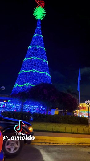 #arbolgallo2023 #obelisco #guatemala🇬🇹 #🎄 #parati #saludosamigos #saludosamigos #losbukis🥰🎶🤞favoritas #losbukis