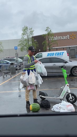 Man picks up Groceries on Scooter! 🤣 #caughtoncamera #lifehacks #diy #diwhy #limescooters #dad #mom #funny