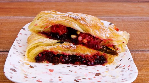 Easy Berry Strudel with Puff Pastry