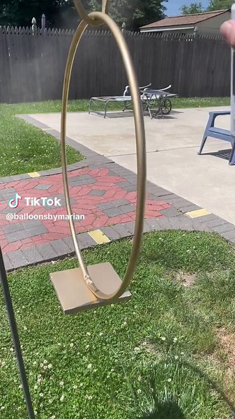 DIY Hula Hoop Balloon Centerpiece Tutorial