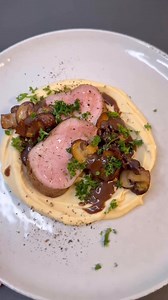 Efterårs favorit🔥 Silkeblød knoldselleripuré, rosa mørbrad af gris, svampe🍄‍🟫 og rødvinssauce 🍷Denne her ret er både elegant og hamrende lækker - og så er den faktisk drøn nem at lave 🔥Puréen kan forberedes og opvarmes, det samme kan saucen - og imens mørbraden tilberedes i ovnen, steger du svampene🍄‍🟫 Lækreste gæstemad🍷Link til opskriften 🔗 får du i kommentarfeltet 💛#mørbrad #gæstemad #efterår #aftensmad | Gourministeriet
