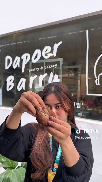 Hari ini dubai chewy cookie terakhir ready di store Gatsu & kami blm bisa menentukan kapan akan ready lagi🥺🫶🏻 More info : 📌pembelian dubai chewy cookie hanya di store 📍jl. Gatot Subroto no.48 ☎️ 0882-0058-24217 ( admin 1 ) ☎️ 0858-1503-4493 ( admin 2 ) #fyp #dubaichewycookie #solo #dessert #cake