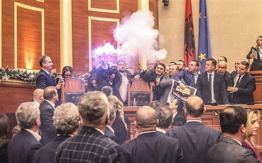 Albania, scontri e fumogeni in Parlamento dopo le accuse di corruzione alla vicepremier