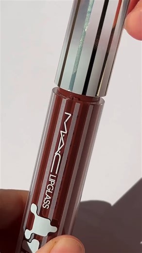 El gloss es el nuevo aesthetic con el NUEVO #MACLipglassAir Non-Sticky Gloss en Aesthetic, un marrón profundo que lo tiene todo🧸✨. Encuéntralo en https://mac-cosmetics-mexico.visitlink.me/5UWcmx y en tiendas M·A·C Cosmetics México. | M·A·C Cosmetics