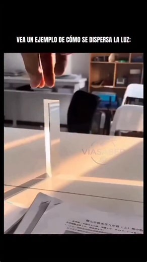 VíaSaber on Instagram: "Cuando la luz blanca del sol atraviesa un prisma, ocurre un fenómeno físico llamado dispersión. Esto sucede porque la luz blanca no es un solo color, sino una mezcla de todas las longitudes de onda del espectro visible. Al entrar en el cristal, cada color viaja a una velocidad distinta y se refracta (se dobla) en un ángulo ligeramente diferente: el violeta es el que más se curva y el rojo el que menos. El resultado es esa hermosa descomposición cromática que separa la luz