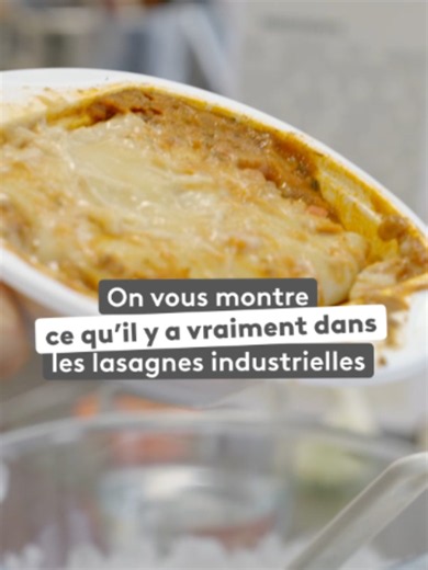 Dans votre plat de lasagnes industriel, il y a 50% d'eau ! Pour Cash Investigation, le chimiste Raphaël Haumont nous montre ce qu'il y a vraiment dans des lasagnes à 2,39 €. Spoiler : beaucoup d'eau et de très petites quantités d'aliments... Pour donner de la texture et un aspect plus appétissant à la préparation, les industriels ajoutent des additifs (amidon de maïs modifié, gommes de guar et de xanthane) capables d’absorber cette eau. Résultat : un plat ultratransformé bon marché mais extrêmem