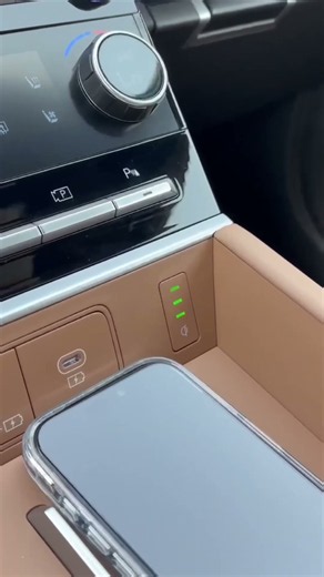 No more guessing with the Hyundai Santa Fe! Is your phone charging or not? 🤔 Santa Fe Hyundai san...