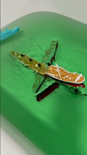 Titanic submersible model hits Diamond Titanic and sinks