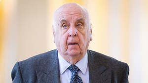 Étienne Davignon fixé sur son sort, il est renvoyé en correctionnelle pour l'assassinat de Lumumba - RTBF Actus