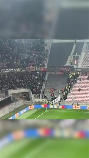 Remarkable footage from France: during the Europa League match between OGC Nice and Go Ahead Eagles, a group of home supporters tried to enter the away section. 🤯🚨🤬 #football#europaleague #ogcnice #gae #fyp
